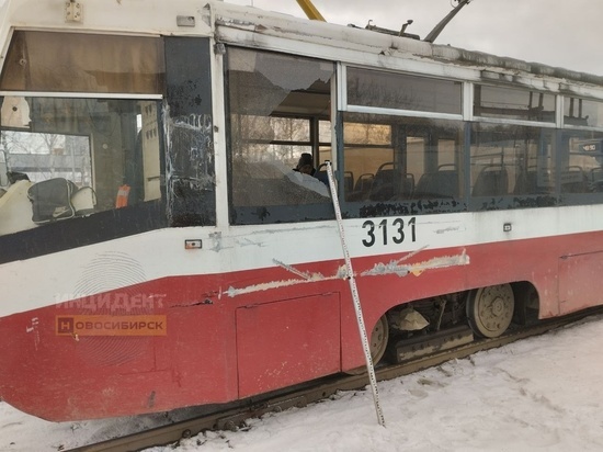 Грузовик задним ходом протаранил трамвай в Новосибирске