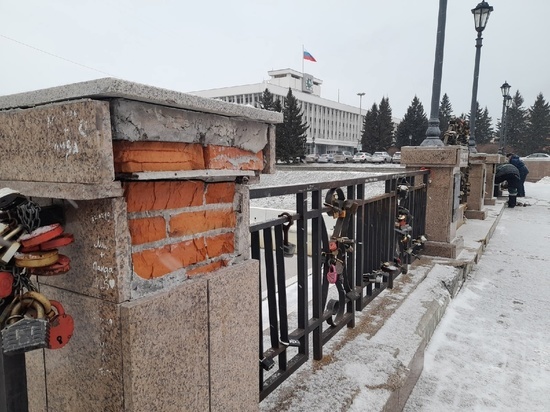 На набережной Ушайки в Томске третий день срезают замки с именами влюбленных горожан