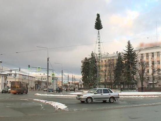 На площади Ленина в Рязани начали устанавливать главную новогоднюю ёлку