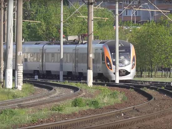 Пассажиры поезда выгнали украинского военного в тамбур из-за "плохого запаха"