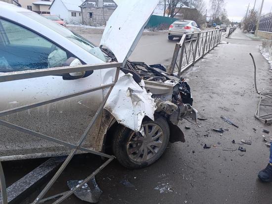 В Пскове на пешехода от удара машины упало металлическое ограждение