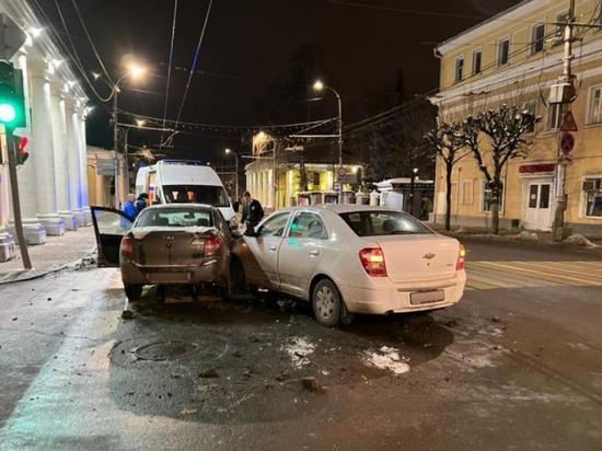 В ДТП в центре Рязани пострадал водитель Chevrolet  и 16-летний пассажир Lada