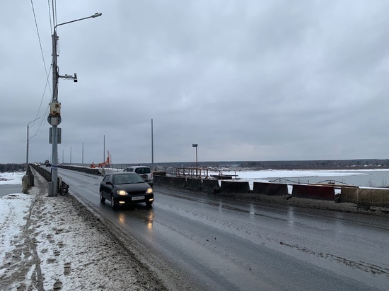 "Горсети" монтируют новое освещение на Коммунальном мосту в Томске