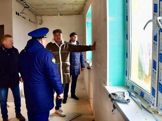 Прокурор и глава Островского района отправились на стройку нового дома