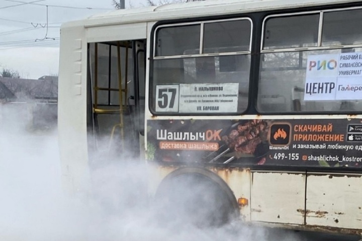 Костромичи в соцсетях хвалят водителя автобуса №57 за грамотные действия при задымлении машины