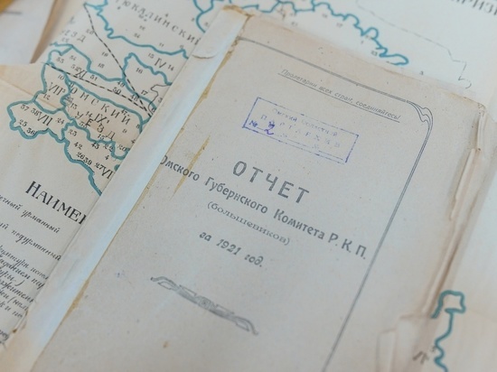 Книги в подарок: омич передал в Омскую Пушкинку издания 1920-х годов