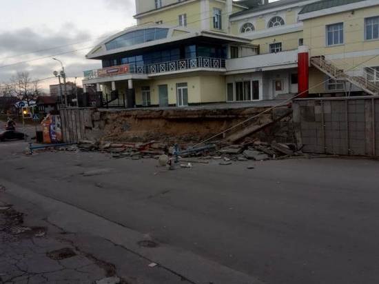 На ремонт ограды у ТРЦ «Полсинаут» в Рязани выделили 25 млн рублей