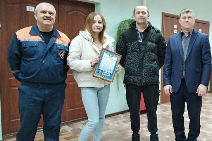 Костромичка получила благоданость от спасателей за участие в поисках вертолета