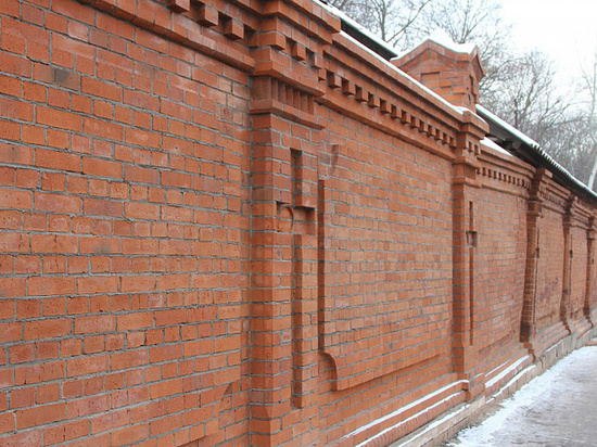 В Туле отреставрировали около 250 метров стены Всехсвятского кладбища