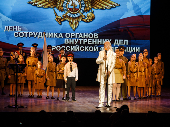 В Ялте красавицы и народный артист России поздравили правоохранительные органы