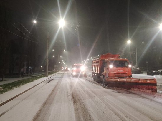 В Курске 17 ноября для борьбы со снегом было задействовано 200 единиц спецтехники