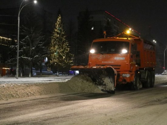 Дорожные службы вывезли 2 162 кубометра снега с улиц Кемерова