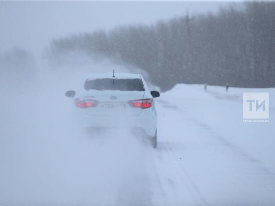 На татарстанских дорогах ставят снегозадерживающие щиты