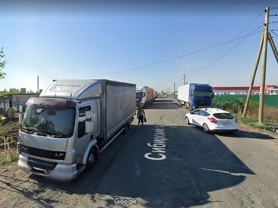 Екатеринбуржцы жалуются на грузовики, стоящие в два ряда на Кольцовском тракте