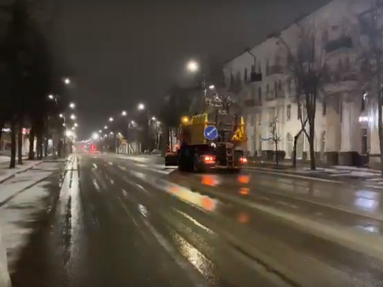Дороги Великого Новгорода начали посыпать солью и песком