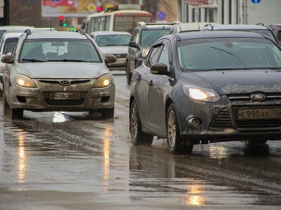 Автобусы и легковые авто встали в пробку в центре Томска