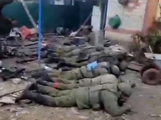 Появилось видео массовой казни российских военнопленных в Макеевке