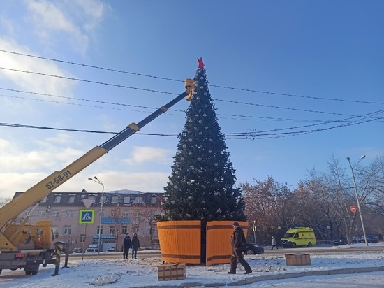 Новогоднюю елку установили на улице Яковлева в Томске