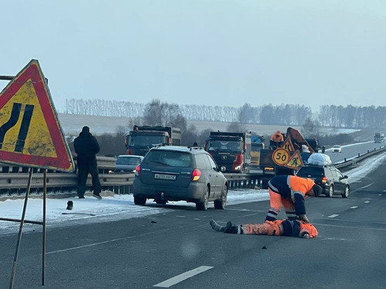 Автомобиль сбил дорожного рабочего на трассе в Кузбассе