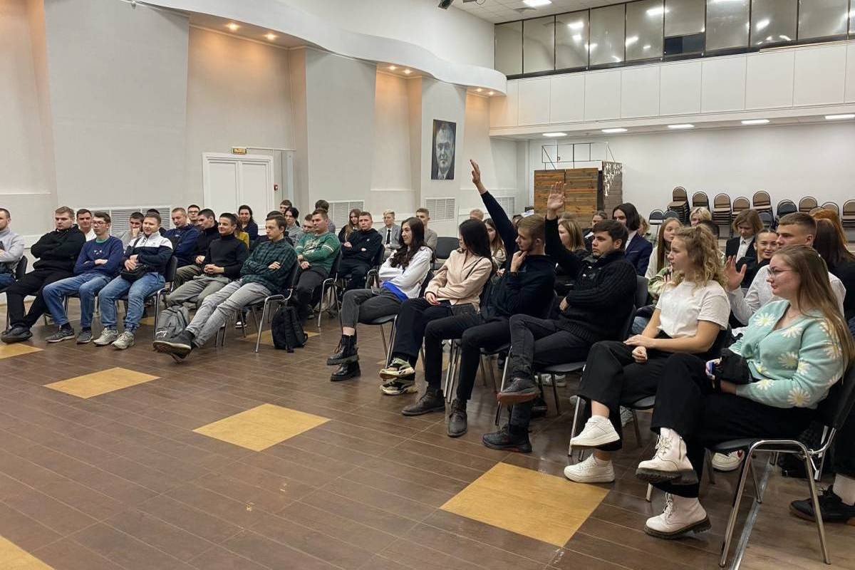 Молодогвардейцы организовали дискуссионную площадку для костромской молодежи на тему: «Россия на мировой арене после СВО: какая она?»