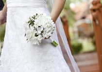 Стилист, дизайнер Рабиа Халилли рассказала, каким невестам стоит отказаться от белого наряда на свадьбу.
