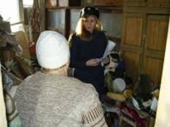«Из квартиры исходил зловонный запах»: жильцы многоэтажки в Омске забили тревогу из-за вони в подъезде