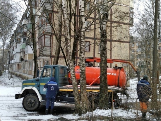 Школа и жилой дом в центре Пскова остались без воды из-за утечки на водоводе