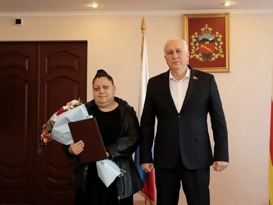 Многодетная мать с детьми-инвалидами получила квартиру 49 кв. м. во Владикавказе