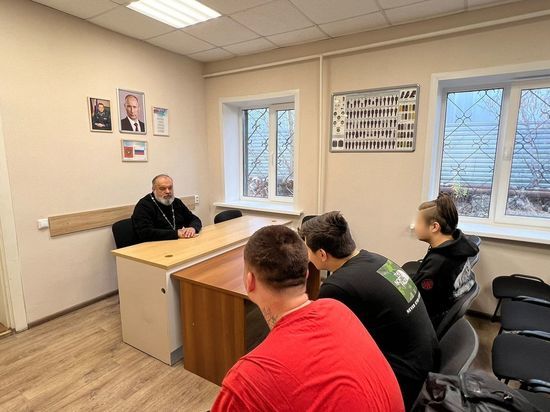 Псковский священник исповедал заключенных колонии в селе Середка Псковского района