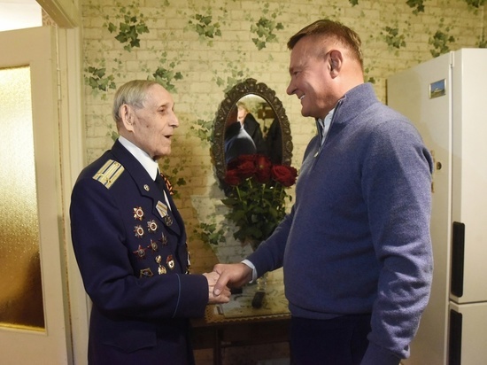 Губернатор Старовойт поздравил участника Курской битвы с вековым юбилеем
