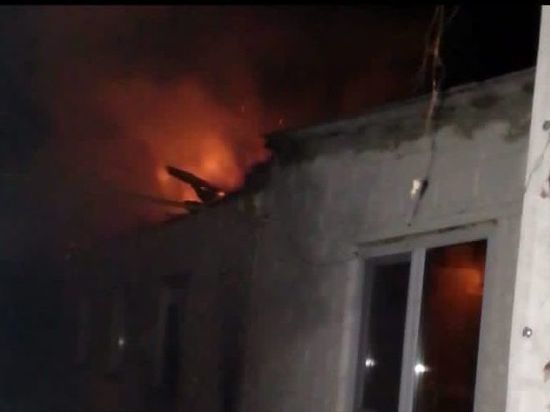 В Липецкой области в результате пожара полностью сгорела крыша жилого дома
