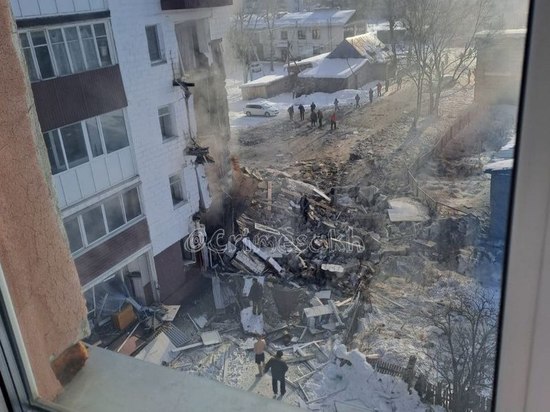 Взрыв газа обрушил часть жилого дома в Тымовском на Сахалине — есть пострадавшие