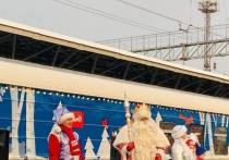 Жители Красноярска встретили поезд Деда Мороза из Великого Устюга
