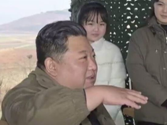 Западные эксперты гадают о причинах появления северокорейского лидера с девочкой
