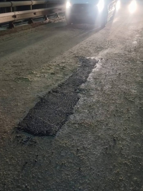 В Томске после многочисленных жалоб дорожники устранили яму на въезде в город