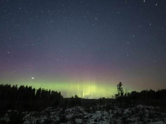 Яркие метеоры и северное сияние заметили в небе над Ладожским озером