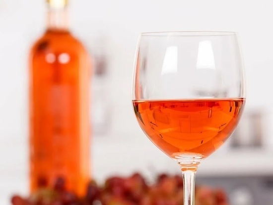 Цвет настроения оранжевый: ​​​​​​​в России растет производство оранжевого вина