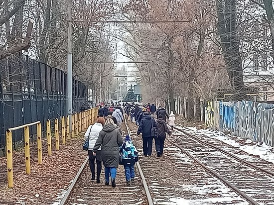 Из-за массовой остановки трамваев толпы саратовцев с детьми шли по рельсам