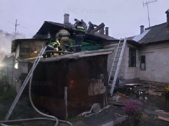 Из горящего дома на Русанова в Орле вынесли женщину