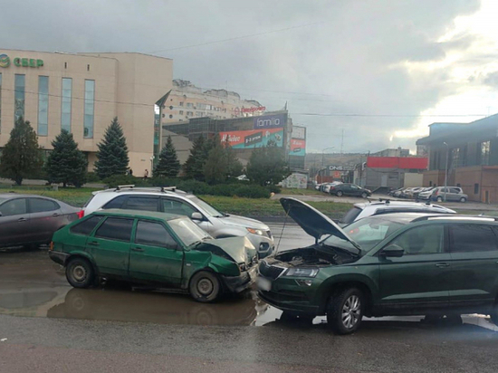 На юге Волгограда в ДТП пострадали три пассажира отечественного авто