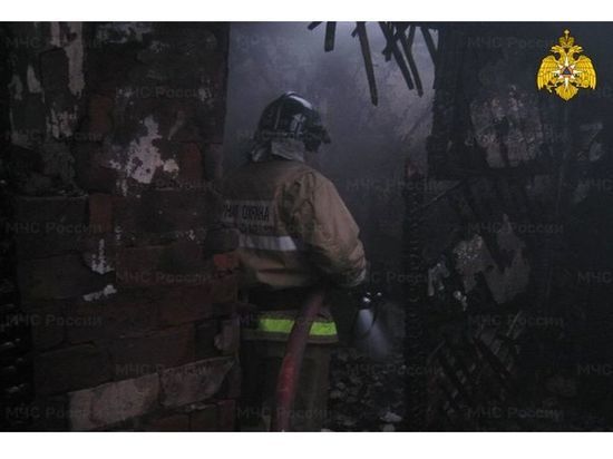 В Угранском районе утренний пожар уничтожил ангар