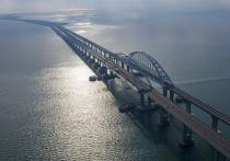 Минтранс РФ сообщил о возобновлении автомобильного движения по Крымскому мосту днем в субботу, 19 ноября, после приостановки для проведения ремонтных работ с раннего утра