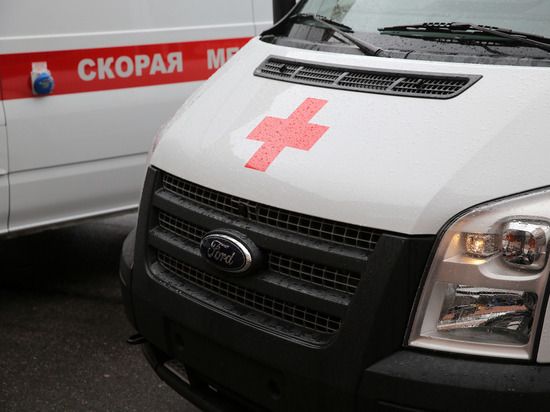 Иномарка сбила двоих пешеходов на «зебре» в Петербурге