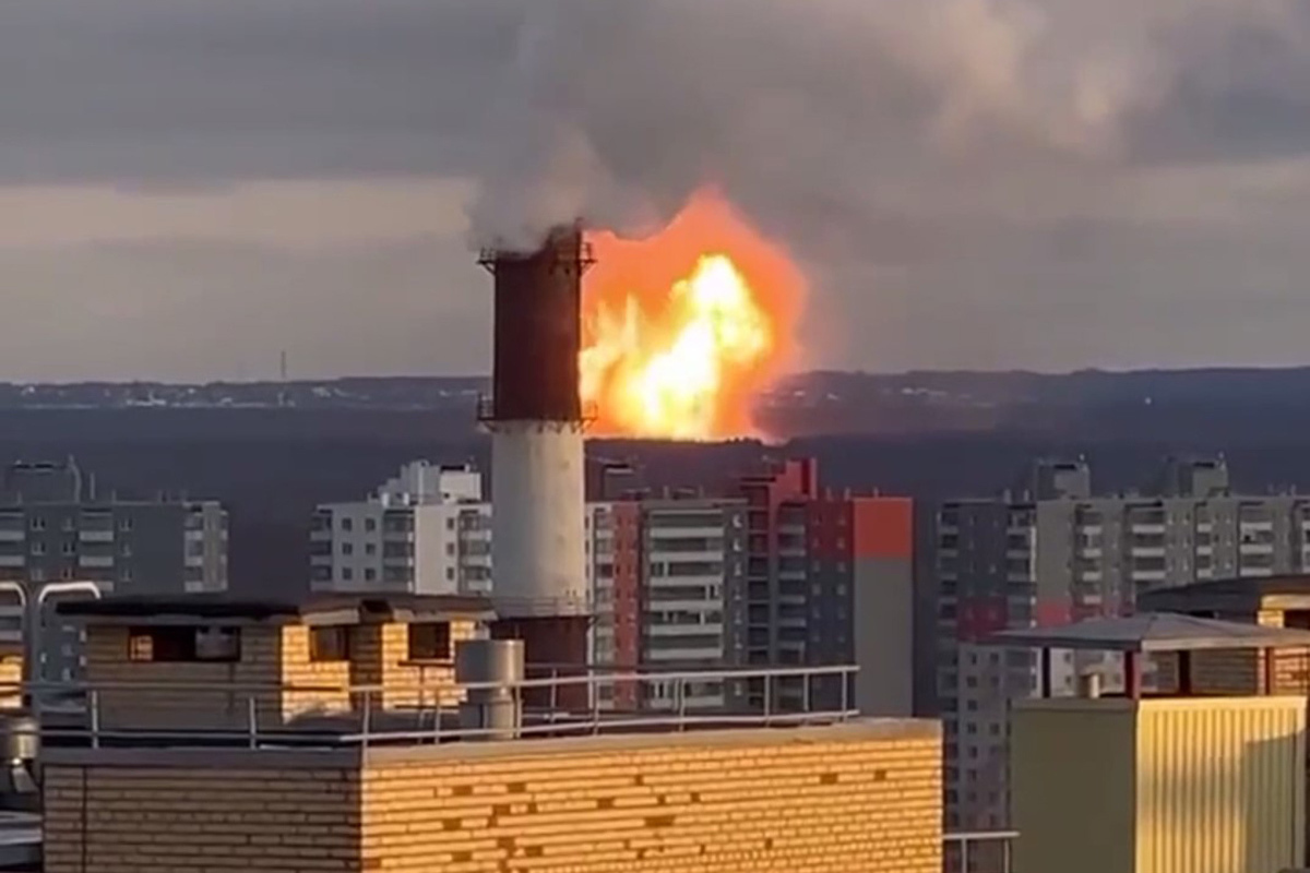 Жители Петербурга сообщили о звуке взрыва и столбе огня: видео - МК