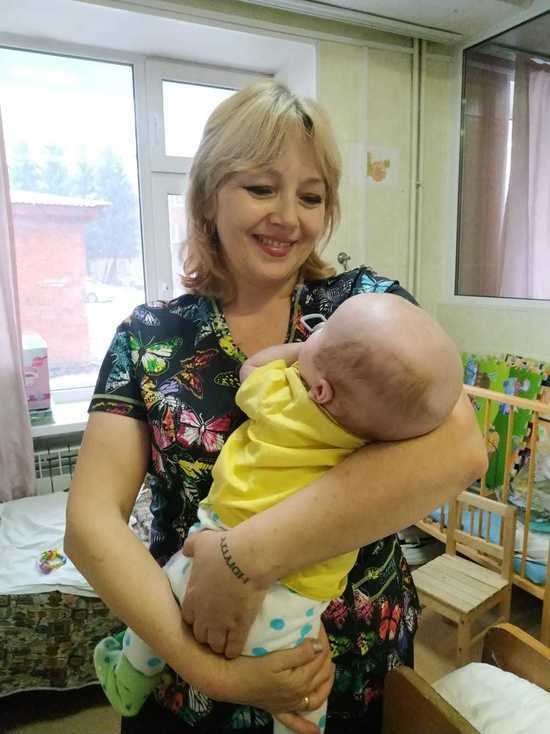 Работу нянь для ухода за 60 детьми удалось оплатить в рамках благотворительного проекта в Томской области