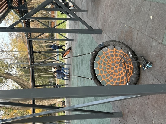 В Махачкалинском сквере посетители снова сломали качели
