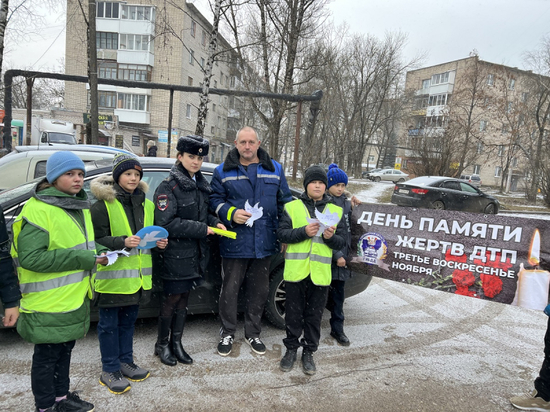 В Смоленске юные и взрослые автоинспекторы провели памятную акцию «Голуби памяти»