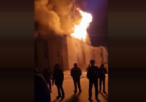 ТАСС со ссылкой на МЧС передает, что поселке Тымовское Сахалинской области пожарные тушат возгорание в многоквартирном доме