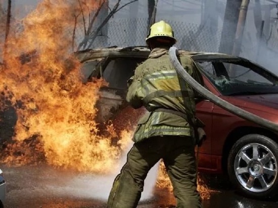 В Кирове загорелся автомобиль на улице Потребкооперации