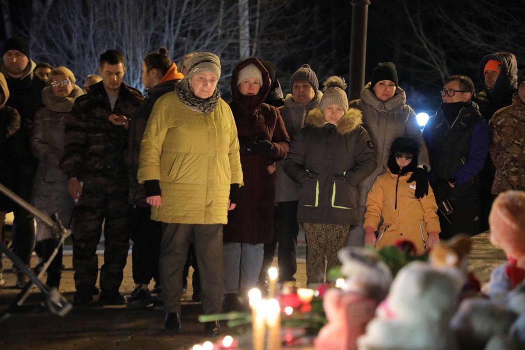Свечи в память о погибших в результате взрыва газа зажгли на Сахалине: скорбные кадры